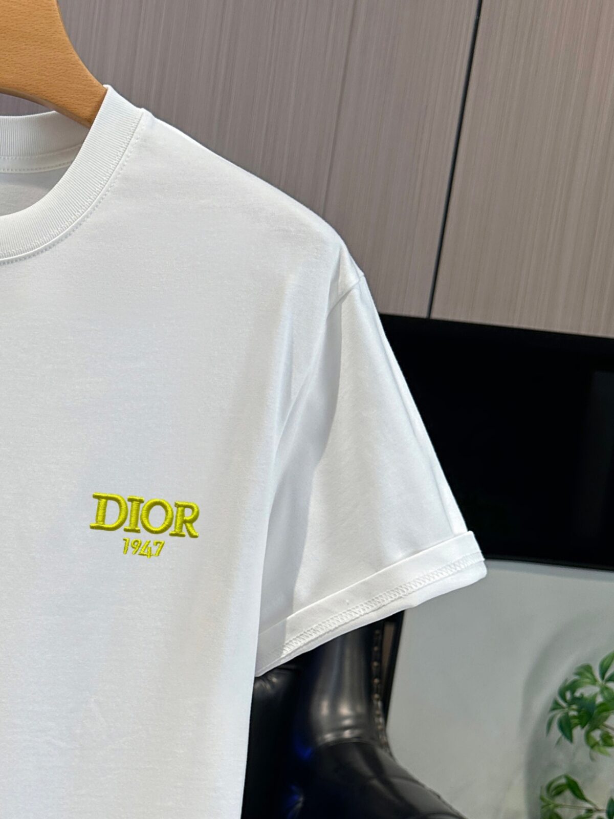 P65 DIOR迪奥 刺绣款 2026春夏经典圆领短袖T恤采用280克双纱精棉，衣服偏厚使整体高透气和柔软性，高版本，三标齐全！男女同款 颜色：白色 黑色 灰色 杏色 -尺码：S M L XL