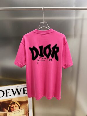 P80 Dio* 迪奥 2026春夏新款 经典字母立体烫钻工艺 简约大方 定制双纱平纹纯棉面料 短袖T恤 男女同款 尺码S M L XL XXL 五个码 黑色 白色 玫红 莹光绿