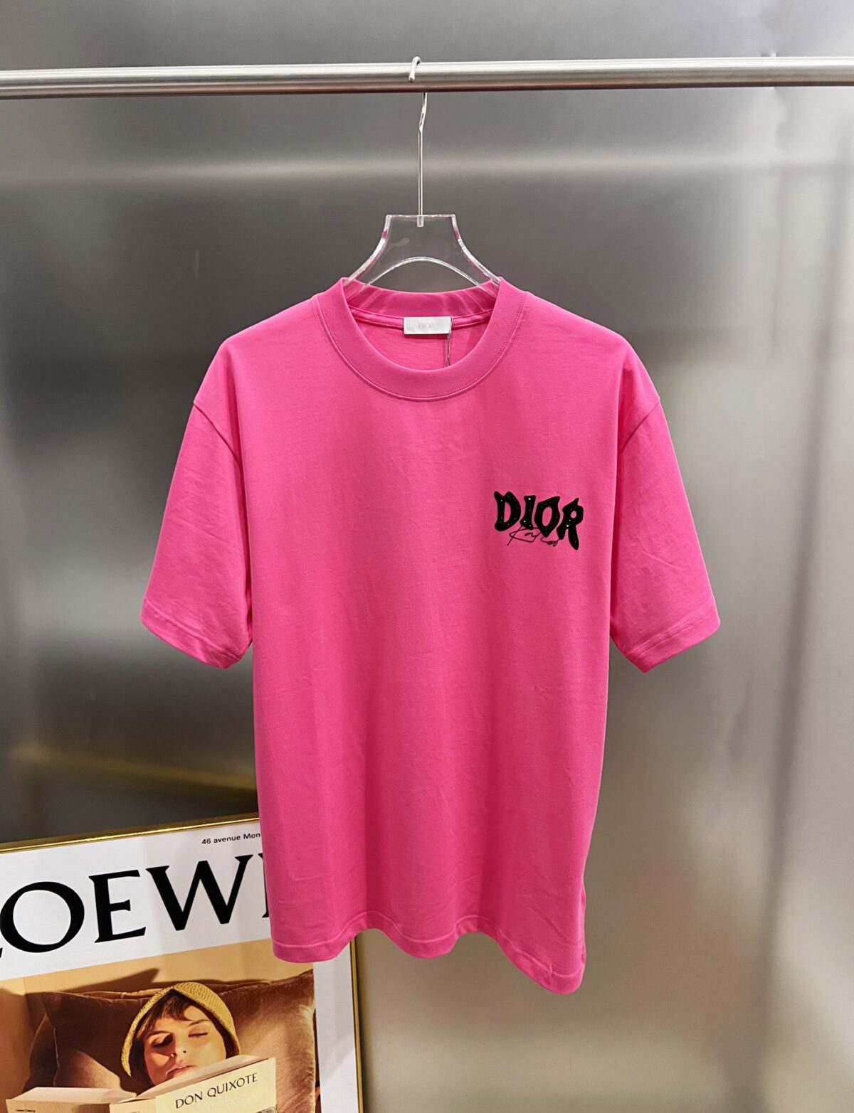 P80 Dio* 迪奥 2026春夏新款 经典字母立体烫钻工艺 简约大方 定制双纱平纹纯棉面料 短袖T恤 男女同款 尺码S M L XL XXL 五个码 黑色 白色 玫红 莹光绿