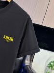 P65 DIOR迪奥 刺绣款 2026春夏经典圆领短袖T恤采用280克双纱精棉，衣服偏厚使整体高透气和柔软性，高版本，三标齐全！男女同款 颜色：白色 黑色 灰色 杏色 -尺码：S M L XL