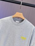 P65 DIOR迪奥 刺绣款 2026春夏经典圆领短袖T恤采用280克双纱精棉，衣服偏厚使整体高透气和柔软性，高版本，三标齐全！男女同款 颜色：白色 黑色 灰色 杏色 -尺码：S M L XL