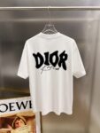 P80 Dio* 迪奥 2026春夏新款 经典字母立体烫钻工艺 简约大方 定制双纱平纹纯棉面料 短袖T恤 男女同款 尺码S M L XL XXL 五个码 黑色 白色 玫红 莹光绿