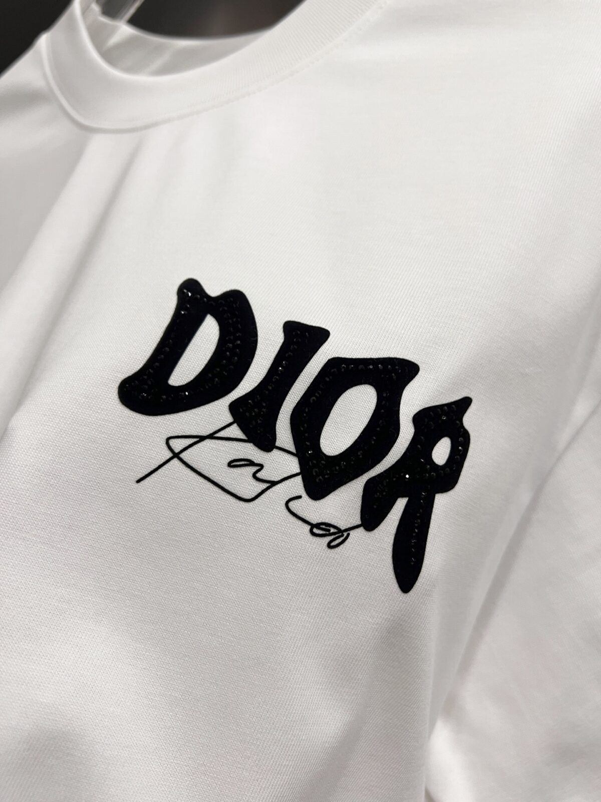 P80 Dio* 迪奥 2026春夏新款 经典字母立体烫钻工艺 简约大方 定制双纱平纹纯棉面料 短袖T恤 男女同款 尺码S M L XL XXL 五个码 黑色 白色 玫红 莹光绿