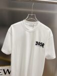 P80 Dio* 迪奥 2026春夏新款 经典字母立体烫钻工艺 简约大方 定制双纱平纹纯棉面料 短袖T恤 男女同款 尺码S M L XL XXL 五个码 黑色 白色 玫红 莹光绿