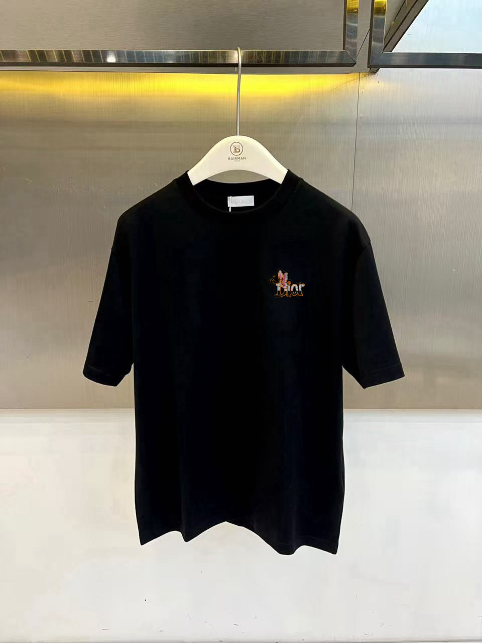 weigou_183715_0_32d993653c P75 Dio迪奥2026春夏新品短袖T恤,以极简主义为设计内核,经典圆领剪裁贴合颈部线条,宽松廓形包容各种身形,营造随性自在的穿着氛围。衣身采用优质棉质面料,触感柔软亲肤,透气吸汗,完美适配春夏季节的穿着需求。左胸位置的金属质感字母标识是点睛之笔,立体浮雕工艺赋予单品低调奢华的辨识度,在纯色基底上折射出细腻光泽,打破单调又不失高级感。整体风格简约而不简单,既有基础款的百搭属性,又通过精致细节提升时尚完成度,这件T恤诠释了当代都市男装的精致态度,将舒适实穿与设计美学完美融合,是春夏衣橱不可或缺的品质之选,让你在每一个场合都能展现从容自信的个人魅力。码数:S-2XL
