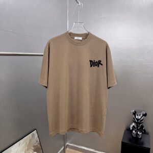 P80 dio～ 迪奥logo字母厚板滴胶 《区别通货面料》 7A抗菌短袖tee 上身十分舒适，男女同款半袖，落肩宽松版型 颜色: 黑色 白色 咖啡色 尺码：S（90-130斤） M（125-150斤） L（135-165斤） XL（160-190斤） XXL（185-220斤）