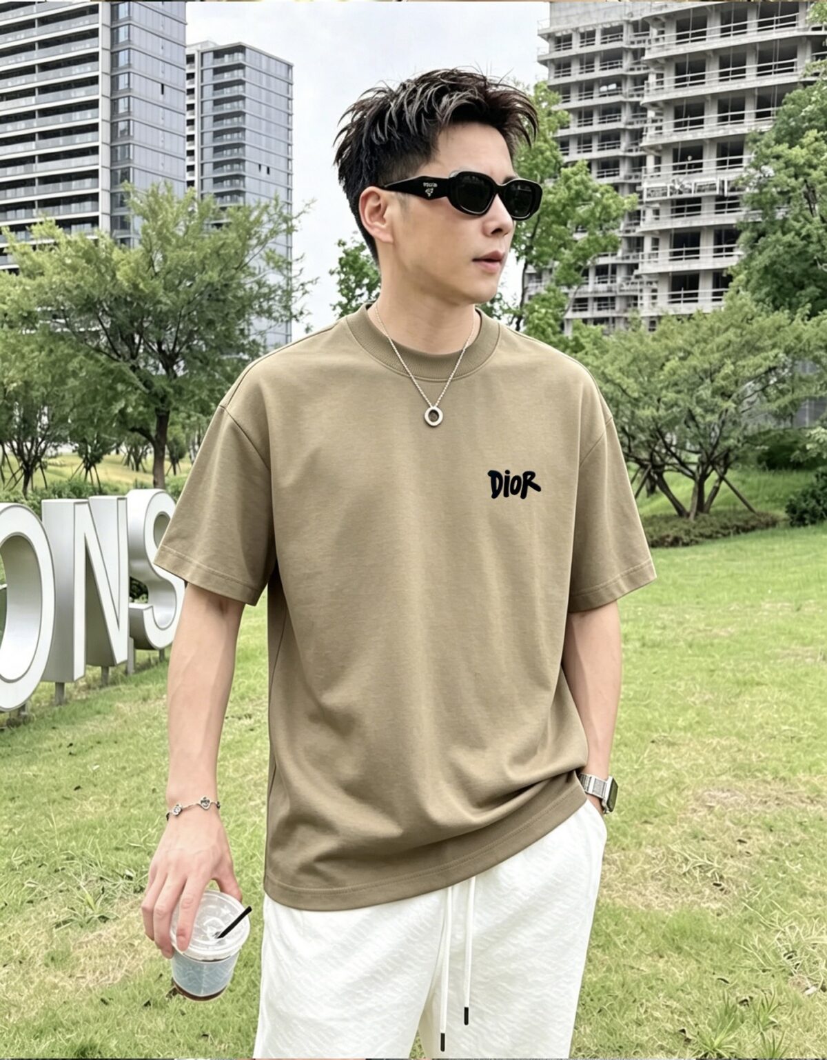 weigou_183727_7_a47576bc32 P80 dio~ 迪奥logo字母厚板滴胶 《区别通货面料》 7A抗菌短袖tee 上身十分舒适,男女同款半袖,落肩宽松版型 颜色: 黑色 白色 咖啡色 尺码:S(90-130斤) M(125-150斤) L(135-165斤) XL(160-190斤) XXL(185-220斤)