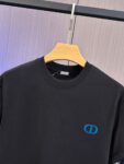 P65 DIOR迪奥 刺绣款 2026春夏经典圆领短袖T恤采用280克双纱精棉，衣服偏厚使整体高透气和柔软性，高版本，三标齐全！男女同款 颜色：白色 黑色 灰色 杏色 -尺码：S M L XL