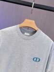 P65 DIOR迪奥 刺绣款 2026春夏经典圆领短袖T恤采用280克双纱精棉，衣服偏厚使整体高透气和柔软性，高版本，三标齐全！男女同款 颜色：白色 黑色 灰色 杏色 -尺码：S M L XL