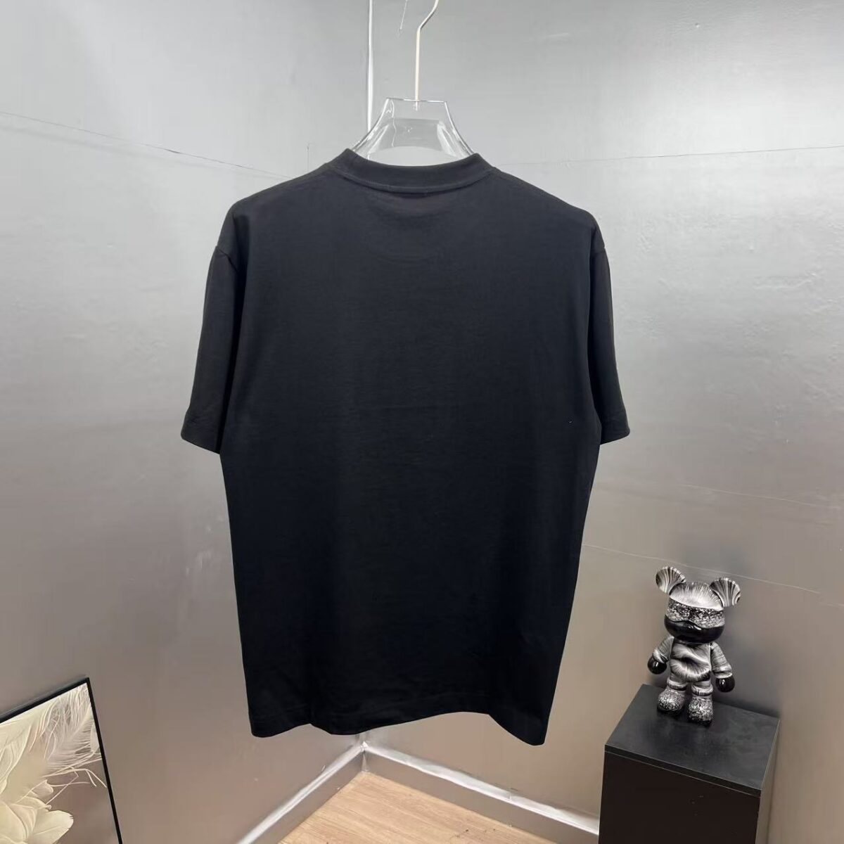 weigou_183840_1_49f581edaf P80 dio~迪奥 厚板滴胶立体字母 《区别通货面料》双纱纯棉紧密纱线短袖T恤, 上身十分舒适,男女同款半袖,落肩宽松版型 颜色: 黑色 白色 咖啡色 尺码:S(90-130斤) M(125-150斤) L(135-165斤) XL(160-190斤) XXL(185-220斤)