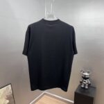 weigou_183840_1_49f581edaf P80 dio~迪奥 厚板滴胶立体字母 《区别通货面料》双纱纯棉紧密纱线短袖T恤, 上身十分舒适,男女同款半袖,落肩宽松版型 颜色: 黑色 白色 咖啡色 尺码:S(90-130斤) M(125-150斤) L(135-165斤) XL(160-190斤) XXL(185-220斤)