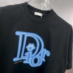 weigou_183840_3_f47e603877 P80 dio~迪奥 厚板滴胶立体字母 《区别通货面料》双纱纯棉紧密纱线短袖T恤, 上身十分舒适,男女同款半袖,落肩宽松版型 颜色: 黑色 白色 咖啡色 尺码:S(90-130斤) M(125-150斤) L(135-165斤) XL(160-190斤) XXL(185-220斤)