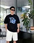 weigou_183840_6_1b682e23fd P80 dio~迪奥 厚板滴胶立体字母 《区别通货面料》双纱纯棉紧密纱线短袖T恤, 上身十分舒适,男女同款半袖,落肩宽松版型 颜色: 黑色 白色 咖啡色 尺码:S(90-130斤) M(125-150斤) L(135-165斤) XL(160-190斤) XXL(185-220斤)