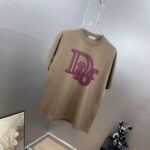 weigou_183893_2_127da14a8a P80 dio~迪奥 厚板滴胶立体字母 《区别通货面料》双纱纯棉紧密纱线短袖T恤, 上身十分舒适,男女同款半袖,落肩宽松版型 颜色: 黑色 白色 咖啡色 尺码:S(90-130斤) M(125-150斤) L(135-165斤) XL(160-190斤) XXL(185-220斤)