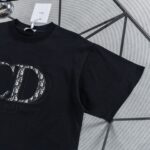 P70 Dior迪奥26ss新款CD老花贴布绣短袖圆领T恤 经典永不过时的Dior基础款，自带高级松弛感的万能搭配王！ 甄选高克重纯棉面料，触感柔软透气，久穿不易变形。胸前标志性CD老花贴布刺绣，搭配低调Christian Dior 刺绣 辨识度拉满又不张扬。 简约适配度超高，搭配牛仔裤随性日常，配西装又能穿出精致慵懒感，不管是日常出街还是轻通勤都能hold住。宽松落肩版型不挑身材，多码可选，男女同款轻松打造情侣风穿搭，衣柜里必备的质感单品，闭眼入不踩雷！ 尺码:S—XL 颜色：黑色 白色