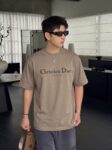 P80 dio～ 迪奥爆裂厚板滴胶 官方同款 《区别通货面料》 7A抗菌短袖tee 上身十分舒适，男女同款半袖，落肩宽松版型 颜色: 黑色 白色 咖啡色 尺码：S（90-130斤） M（125-150斤） L（135-165斤） XL（160-190斤） XXL（185-220斤）