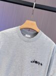 P65 DIOR迪奥 刺绣款 2026春夏经典圆领短袖T恤采用280克双纱精棉，衣服偏厚使整体高透气和柔软性，高版本，三标齐全！男女同款 颜色：白色 黑色 灰色 杏色 -尺码：S M L XL