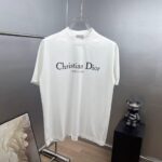 P80 dio～ 迪奥爆裂厚板滴胶 官方同款 《区别通货面料》 7A抗菌短袖tee 上身十分舒适，男女同款半袖，落肩宽松版型 颜色: 黑色 白色 咖啡色 尺码：S（90-130斤） M（125-150斤） L（135-165斤） XL（160-190斤） XXL（185-220斤）