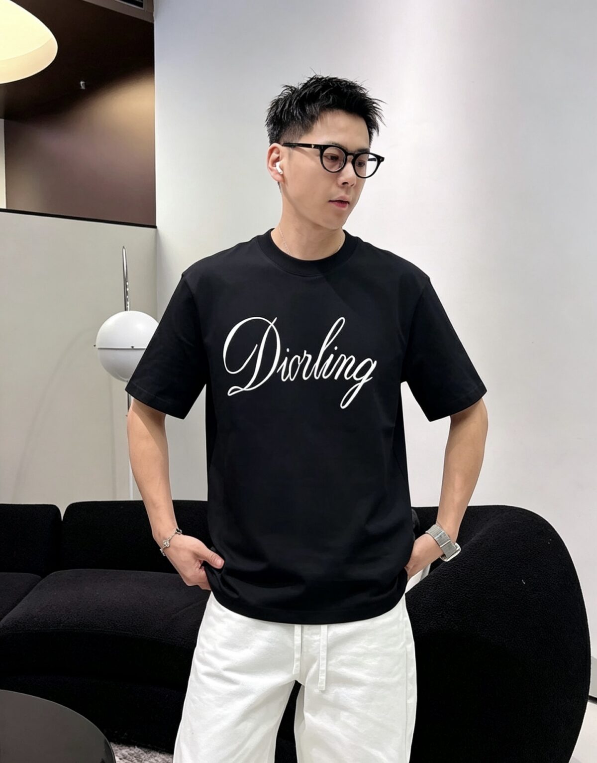 weigou_184192_6_975d261b03 P80 dio~签名款刺绣 区别通货面料:双纱纯棉7A抗菌短袖tee 上身十分舒适,男女同款半袖,落肩宽松版型 颜色: 黑色 白色 咖啡色 尺码:S(90-130斤) M(125-150斤) L(135-165斤) XL(160-190斤) XXL(185-220斤)