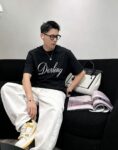 weigou_184192_8_6fbd6a0ab1 P80 dio~签名款刺绣 区别通货面料:双纱纯棉7A抗菌短袖tee 上身十分舒适,男女同款半袖,落肩宽松版型 颜色: 黑色 白色 咖啡色 尺码:S(90-130斤) M(125-150斤) L(135-165斤) XL(160-190斤) XXL(185-220斤)