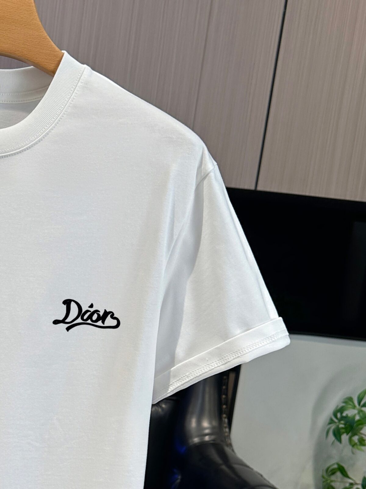 P65 DIOR迪奥 刺绣款 2026春夏经典圆领短袖T恤采用280克双纱精棉，衣服偏厚使整体高透气和柔软性，高版本，三标齐全！男女同款 颜色：白色 黑色 灰色 杏色 -尺码：S M L XL