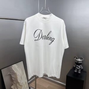 P80 dio～签名款刺绣 区别通货面料：双纱纯棉7A抗菌短袖tee 上身十分舒适，男女同款半袖，落肩宽松版型 颜色: 黑色 白色 咖啡色 尺码：S（90-130斤） M（125-150斤） L（135-165斤） XL（160-190斤） XXL（185-220斤）