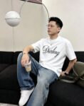 weigou_184302_7_aac836ce4d P80 dio~签名款刺绣 区别通货面料:双纱纯棉7A抗菌短袖tee 上身十分舒适,男女同款半袖,落肩宽松版型 颜色: 黑色 白色 咖啡色 尺码:S(90-130斤) M(125-150斤) L(135-165斤) XL(160-190斤) XXL(185-220斤)