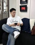 weigou_184302_8_cf27791fcb P80 dio~签名款刺绣 区别通货面料:双纱纯棉7A抗菌短袖tee 上身十分舒适,男女同款半袖,落肩宽松版型 颜色: 黑色 白色 咖啡色 尺码:S(90-130斤) M(125-150斤) L(135-165斤) XL(160-190斤) XXL(185-220斤)