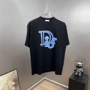 P80 dio～迪奥 厚板滴胶立体字母 《区别通货面料》双纱纯棉紧密纱线短袖T恤， 上身十分舒适，男女同款半袖，落肩宽松版型 颜色: 黑色 白色 咖啡色 尺码：S（90-130斤） M（125-150斤） L（135-165斤） XL（160-190斤） XXL（185-220斤）