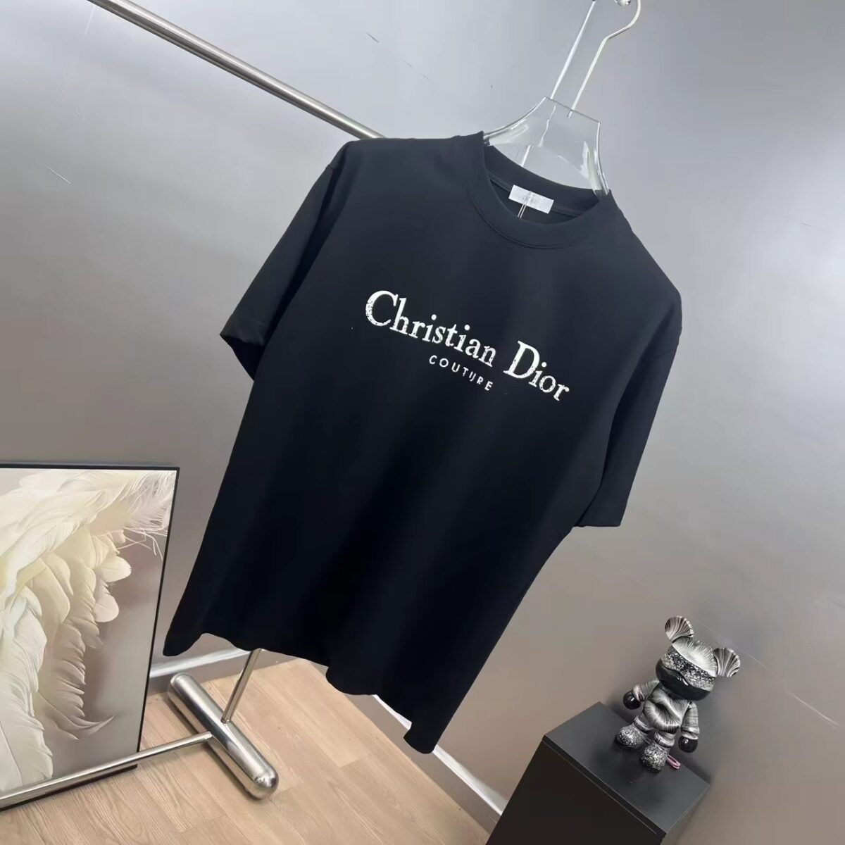 weigou_184735_1_87ea3471ed P80 dio~ 迪奥爆裂厚板滴胶 《区别通货面料》 7A抗菌短袖tee 上身十分舒适,男女同款半袖,落肩宽松版型 颜色: 黑色 白色 咖啡色 尺码:S(90-130斤) M(125-150斤) L(135-165斤) XL(160-190斤) XXL(185-220斤)
