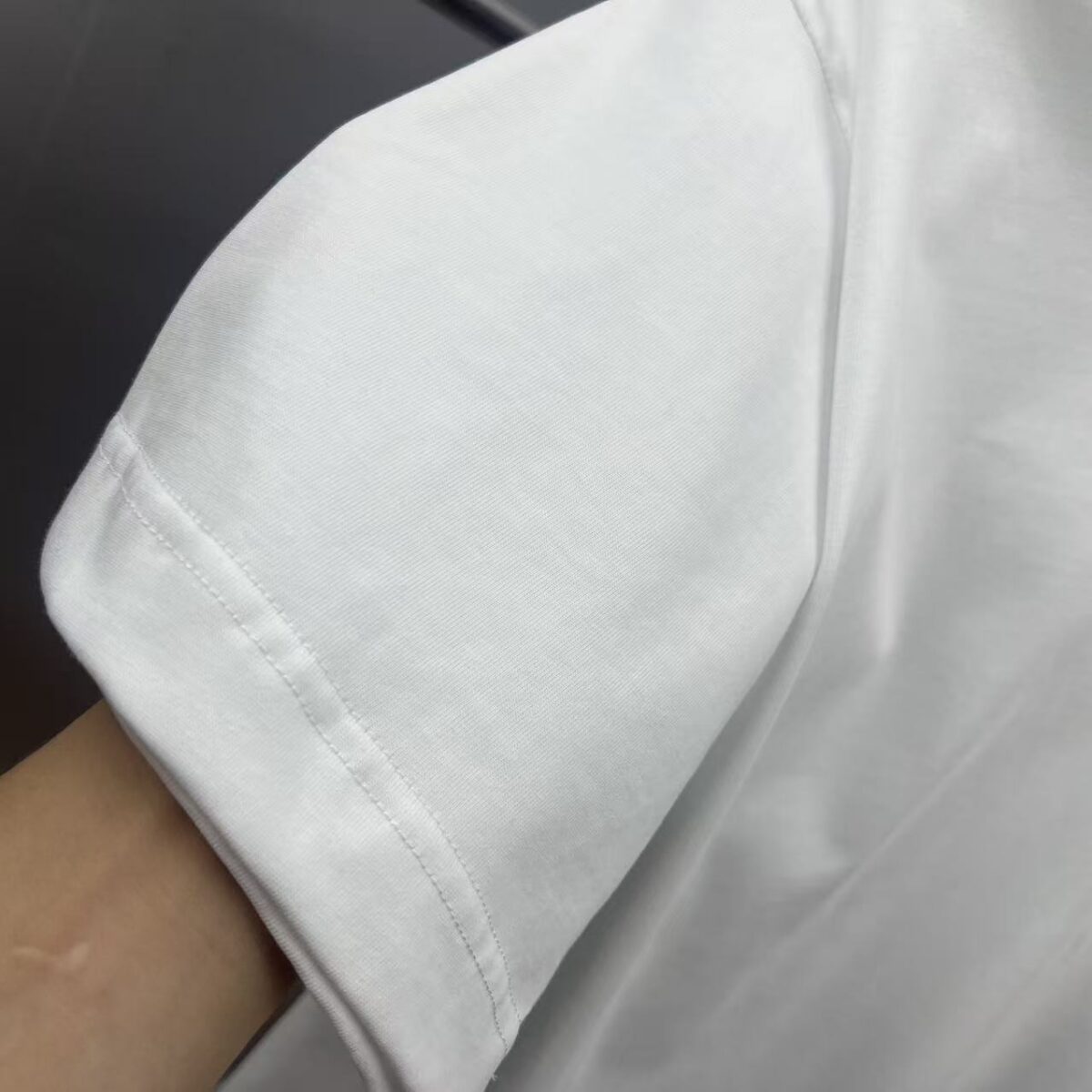 weigou_184793_8_906e0398c7 P80 dio~ 迪奥爆裂厚板滴胶 《区别通货面料》 7A抗菌短袖tee 上身十分舒适,男女同款半袖,落肩宽松版型 颜色: 黑色 白色 咖啡色 尺码:S(90-130斤) M(125-150斤) L(135-165斤) XL(160-190斤) XXL(185-220斤)