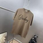 weigou_184902_1_3c6cb581ae P80 dio~签名款刺绣 区别通货面料:双纱纯棉7A抗菌短袖tee 上身十分舒适,男女同款半袖,落肩宽松版型 颜色: 黑色 白色 咖啡色 尺码:S(90-130斤) M(125-150斤) L(135-165斤) XL(160-190斤) XXL(185-220斤)