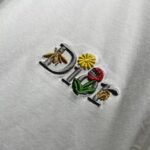 P65 DIOR迪奥 刺绣款 2026春夏经典圆领短袖T恤采用280克双纱精棉，衣服偏厚使整体高透气和柔软性，高版本，三标齐全！男女同款 颜色：白色 黑色 灰色 杏色 -尺码：S M L XL
