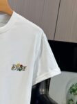P65 DIOR迪奥 刺绣款 2026春夏经典圆领短袖T恤采用280克双纱精棉，衣服偏厚使整体高透气和柔软性，高版本，三标齐全！男女同款 颜色：白色 黑色 灰色 杏色 -尺码：S M L XL