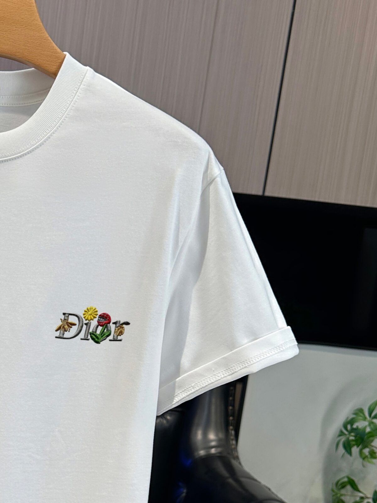 P65 DIOR迪奥 刺绣款 2026春夏经典圆领短袖T恤采用280克双纱精棉，衣服偏厚使整体高透气和柔软性，高版本，三标齐全！男女同款 颜色：白色 黑色 灰色 杏色 -尺码：S M L XL