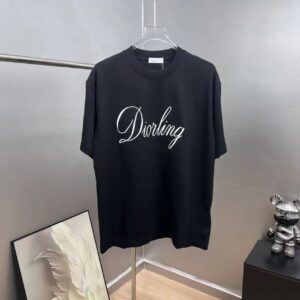 P80 dio～签名款刺绣 区别通货面料：双纱纯棉7A抗菌短袖tee 上身十分舒适，男女同款半袖，落肩宽松版型 颜色: 黑色 白色 咖啡色 尺码：S（90-130斤） M（125-150斤） L（135-165斤） XL（160-190斤） XXL（185-220斤）