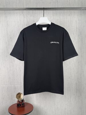 weigou_184996_0_263981243d P80 实拍图 天花板级 DIOR/迪奥 #0295 新品上架官网同步 春夏新款刺绣专柜情侣休闲短袖T恤 ✅本市场No.1的质量 真正天花板品质 ✅全部原版开发注意细节图 避免被盗图商家混发 ✅正确280g定染双纱面料 精密印花网板 ✅正确进口材料印花 字母清晰立体 ✅螺纹定染无色差 超重工艺 区别市场通货 看似是简单的印花或绣花 其实一点都不简单 10000%进口机还原 不是嘴上说 欢迎对比同行 每款均为公司出品 细节做工面料均和正品一致. 保证和专柜无色差. 复刻不可怕 谁假谁尴尬。复刻不丢人 复刻还买不到正确版本才丢人。 不同款式水洗麦主麦包括进口麦的颜色与编码都不一样 真正还原柜台 众所周知 巴黎世家每个季度的领标上英文或者颜色都不一样 区别世面清一色通货主麦水洗麦的快餐货 注意做工 领口处针脚 无折叠 顺畅自然没重叠线 真正还原 这是多少人都做不到的 做工全方位还原 包装全方位还原 成本巨高 我在这里作出保证这是你能找到的最高品质 尺码:S-M-L-XL (正确版本尺码很大)