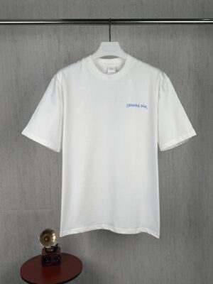weigou_185052_0_cf8207ecd3 P80 实拍图 天花板级 DIOR/迪奥 #0294 新品上架官网同步 春夏新款刺绣专柜情侣休闲短袖T恤 ✅本市场No.1的质量 真正天花板品质 ✅全部原版开发注意细节图 避免被盗图商家混发 ✅正确280g定染双纱面料 精密印花网板 ✅正确进口材料印花 字母清晰立体 ✅螺纹定染无色差 超重工艺 区别市场通货 看似是简单的印花或绣花 其实一点都不简单 10000%进口机还原 不是嘴上说 欢迎对比同行 每款均为公司出品 细节做工面料均和正品一致. 保证和专柜无色差. 复刻不可怕 谁假谁尴尬。复刻不丢人 复刻还买不到正确版本才丢人。 不同款式水洗麦主麦包括进口麦的颜色与编码都不一样 真正还原柜台 众所周知 巴黎世家每个季度的领标上英文或者颜色都不一样 区别世面清一色通货主麦水洗麦的快餐货 注意做工 领口处针脚 无折叠 顺畅自然没重叠线 真正还原 这是多少人都做不到的 做工全方位还原 包装全方位还原 成本巨高 我在这里作出保证这是你能找到的最高品质 尺码:S-M-L-XL (正确版本尺码很大)