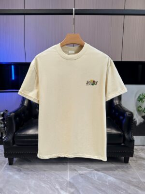 P65 DIOR迪奥 刺绣款 2026春夏经典圆领短袖T恤采用280克双纱精棉，衣服偏厚使整体高透气和柔软性，高版本，三标齐全！男女同款 颜色：白色 黑色 灰色 杏色 -尺码：S M L XL
