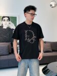 P70 迪奥 春夏新款首发专柜最新款短袖圆领T恤 高端订制 设计前卫时尚！高端定制高支棉面料.手感柔软.穿着舒适.专柜级别精致车线.做工精细.上身效果无敌帅气！型男必备单品！码数：S-2XL