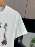 P65 DIOR迪奥2026春夏经典印花圆领短袖T恤采用280克双纱精棉，衣服偏厚使整体高透气和柔软性，高版本，三标齐全！男女同款 颜色：白色 黑色 灰色 杏色 -尺码：S M L Xl