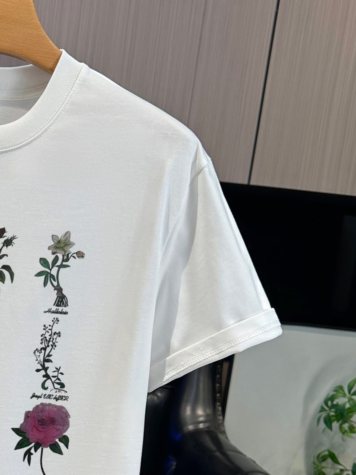 P65 DIOR迪奥2026春夏经典印花圆领短袖T恤采用280克双纱精棉，衣服偏厚使整体高透气和柔软性，高版本，三标齐全！男女同款 颜色：白色 黑色 灰色 杏色 -尺码：S M L Xl