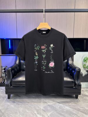 P65 DIOR迪奥2026春夏经典印花圆领短袖T恤采用280克双纱精棉，衣服偏厚使整体高透气和柔软性，高版本，三标齐全！男女同款 颜色：白色 黑色 灰色 杏色 -尺码：S M L Xl