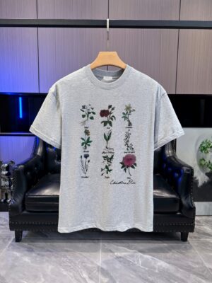 P65 DIOR迪奥2026春夏经典印花圆领短袖T恤采用280克双纱精棉，衣服偏厚使整体高透气和柔软性，高版本，三标齐全！男女同款 颜色：白色 黑色 灰色 杏色 -尺码：S M L Xl