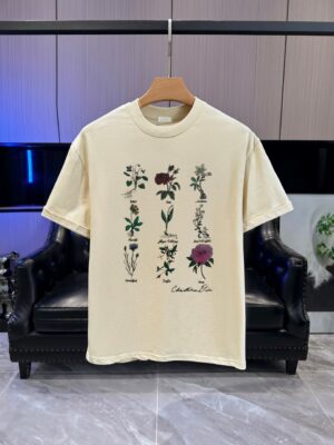 P65 DIOR迪奥2026春夏经典印花圆领短袖T恤采用280克双纱精棉，衣服偏厚使整体高透气和柔软性，高版本，三标齐全！男女同款 颜色：白色 黑色 灰色 杏色 -尺码：S M L Xl