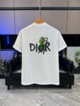 P65 DIOR迪奥2026春夏经典印花圆领短袖T恤采用280克双纱精棉，衣服偏厚使整体高透气和柔软性，高版本，三标齐全！男女同款 颜色：白色 黑色 灰色 杏色 -尺码：S M L Xl