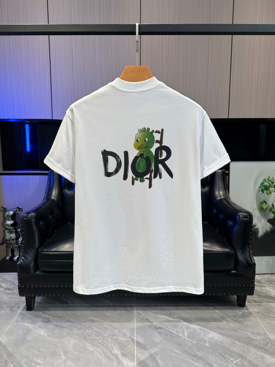 P65 DIOR迪奥2026春夏经典印花圆领短袖T恤采用280克双纱精棉，衣服偏厚使整体高透气和柔软性，高版本，三标齐全！男女同款 颜色：白色 黑色 灰色 杏色 -尺码：S M L Xl