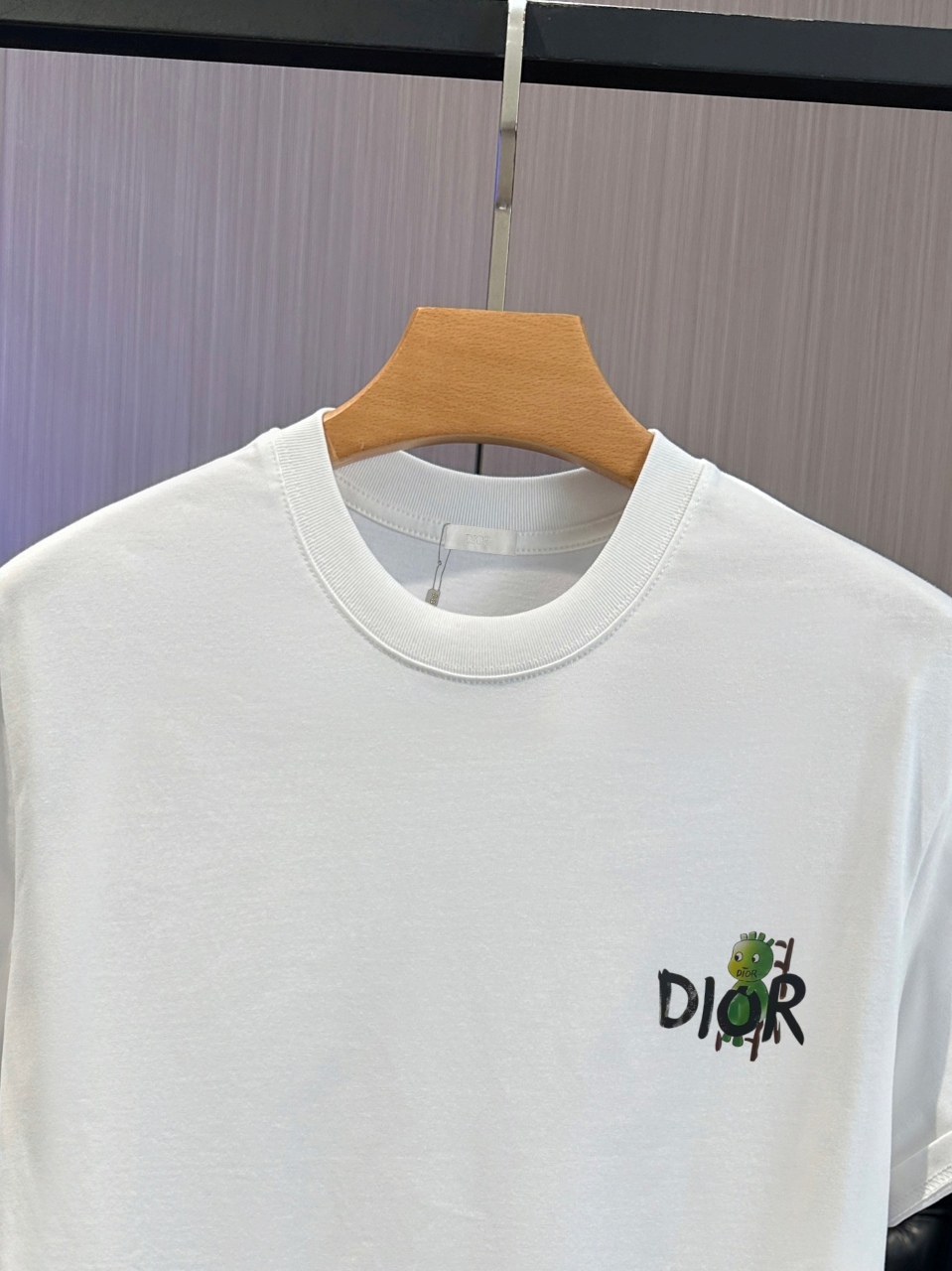 P65 DIOR迪奥2026春夏经典印花圆领短袖T恤采用280克双纱精棉，衣服偏厚使整体高透气和柔软性，高版本，三标齐全！男女同款 颜色：白色 黑色 灰色 杏色 -尺码：S M L Xl