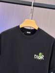 P65 DIOR迪奥2026春夏经典印花圆领短袖T恤采用280克双纱精棉，衣服偏厚使整体高透气和柔软性，高版本，三标齐全！男女同款 颜色：白色 黑色 灰色 杏色 -尺码：S M L Xl