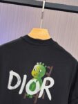P65 DIOR迪奥2026春夏经典印花圆领短袖T恤采用280克双纱精棉，衣服偏厚使整体高透气和柔软性，高版本，三标齐全！男女同款 颜色：白色 黑色 灰色 杏色 -尺码：S M L Xl